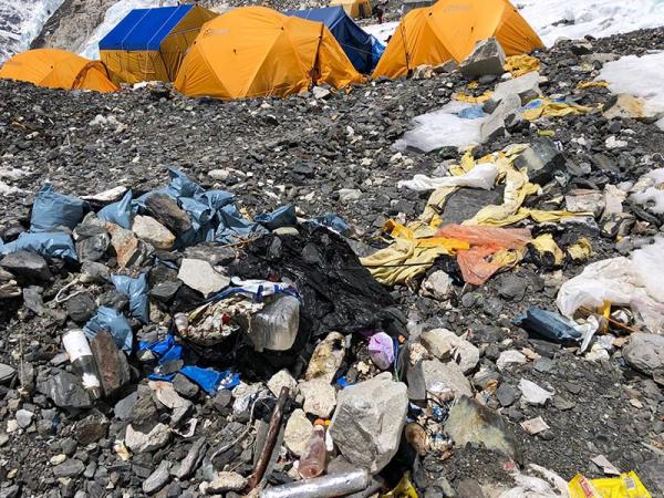 Sự thật gây sốc: Nóc nhà trái đất - đỉnh núi Everest cũng không thoát khỏi cảnh rác thải 'xâm chiếm' Sự thật gây sốc: Nóc nhà trái đất - đỉnh núi Everest cũng không thoát khỏi cảnh rác thải 'xâm chiếm'