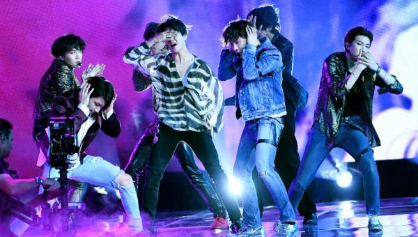 BTS là nghệ sĩ trẻ tuổi nhất nằm trong danh sách đề cử huân chương văn hóa của Chính phủ Hàn Quốc BTS là nghệ sĩ trẻ tuổi nhất nằm trong danh sách đề cử huân chương văn hóa của Chính phủ Hàn Quốc