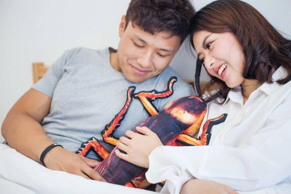 Ác mộng thành sự thật với gối ôm hình... gián Ác mộng thành sự thật với gối ôm hình... gián