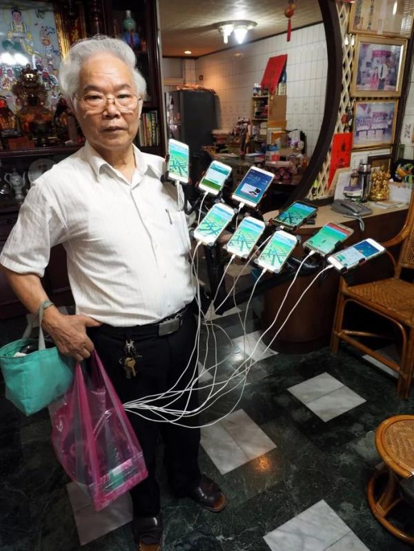 'Master săn Pokémon' 70 tuổi ở Đài Loan với 'vũ khí' là 11 chiếc điện thoại thông minh 'Master săn Pokémon' 70 tuổi ở Đài Loan với 'vũ khí' là 11 chiếc điện thoại thông minh