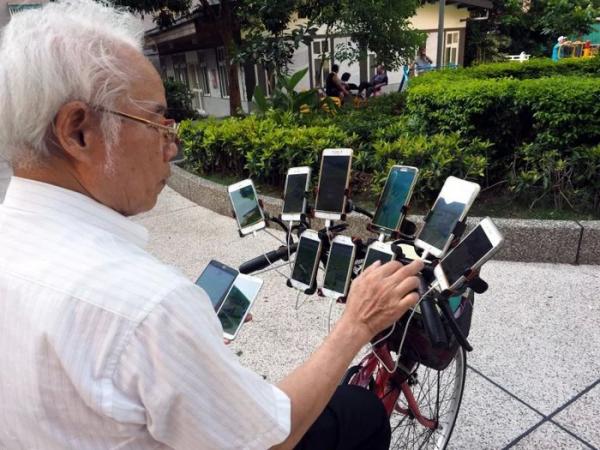 'Master săn Pokémon' 70 tuổi ở Đài Loan với 'vũ khí' là 11 chiếc điện thoại thông minh 'Master săn Pokémon' 70 tuổi ở Đài Loan với 'vũ khí' là 11 chiếc điện thoại thông minh