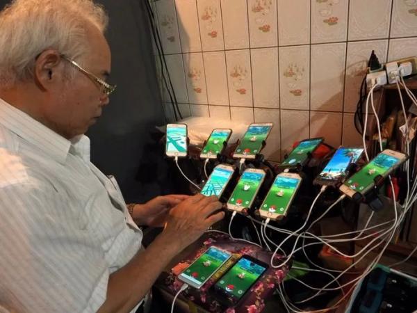 'Master săn Pokémon' 70 tuổi ở Đài Loan với 'vũ khí' là 11 chiếc điện thoại thông minh 'Master săn Pokémon' 70 tuổi ở Đài Loan với 'vũ khí' là 11 chiếc điện thoại thông minh