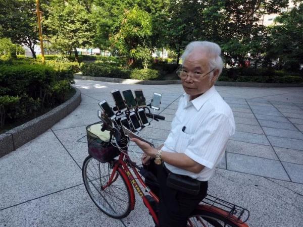 'Master săn Pokémon' 70 tuổi ở Đài Loan với 'vũ khí' là 11 chiếc điện thoại thông minh 'Master săn Pokémon' 70 tuổi ở Đài Loan với 'vũ khí' là 11 chiếc điện thoại thông minh