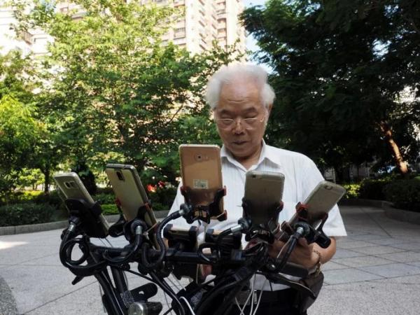 'Master săn Pokémon' 70 tuổi ở Đài Loan với 'vũ khí' là 11 chiếc điện thoại thông minh 'Master săn Pokémon' 70 tuổi ở Đài Loan với 'vũ khí' là 11 chiếc điện thoại thông minh
