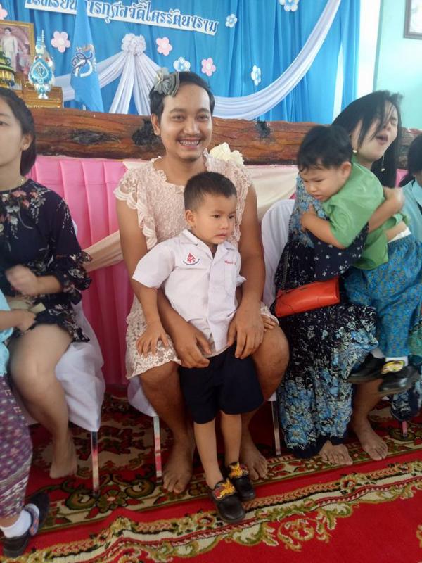 Bố đơn thân mặc đầm đến dự lễ Ngày của mẹ để con trai không cảm thấy tủi thân Bố đơn thân mặc đầm đến dự lễ Ngày của mẹ để con trai không cảm thấy tủi thân