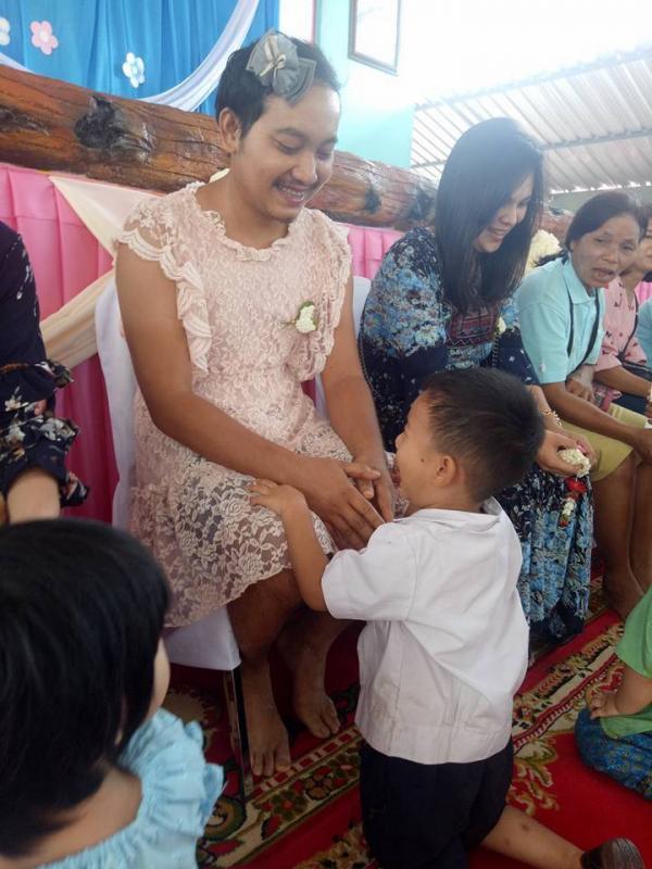 Bố đơn thân mặc đầm đến dự lễ Ngày của mẹ để con trai không cảm thấy tủi thân Bố đơn thân mặc đầm đến dự lễ Ngày của mẹ để con trai không cảm thấy tủi thân