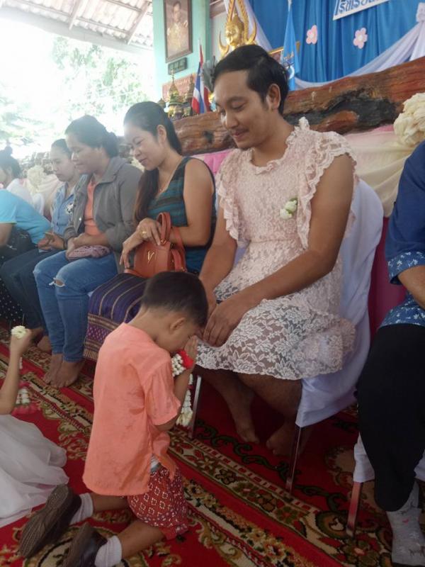 Bố đơn thân mặc đầm đến dự lễ Ngày của mẹ để con trai không cảm thấy tủi thân Bố đơn thân mặc đầm đến dự lễ Ngày của mẹ để con trai không cảm thấy tủi thân