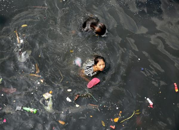 Những đợt 'sóng rác' ở bờ biển Manila khiến cả thế giới bàng hoàng vì tình hình ô nhiễm đại dương Những đợt 'sóng rác' ở bờ biển Manila khiến cả thế giới bàng hoàng vì tình hình ô nhiễm đại dương