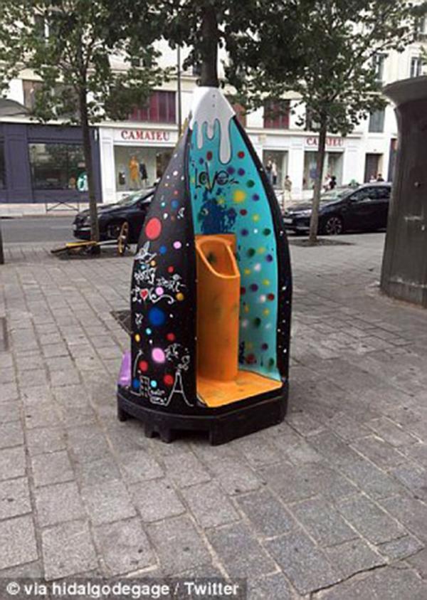 Bồn tiểu công cộng đỏ chói tại Paris bị phản đối dữ dội vì làm mất nét đẹp cổ kính ở đây Bồn tiểu công cộng đỏ chói tại Paris bị phản đối dữ dội vì làm mất nét đẹp cổ kính ở đây