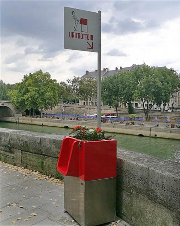 Bồn tiểu công cộng đỏ chói tại Paris bị phản đối dữ dội vì làm mất nét đẹp cổ kính ở đây Bồn tiểu công cộng đỏ chói tại Paris bị phản đối dữ dội vì làm mất nét đẹp cổ kính ở đây