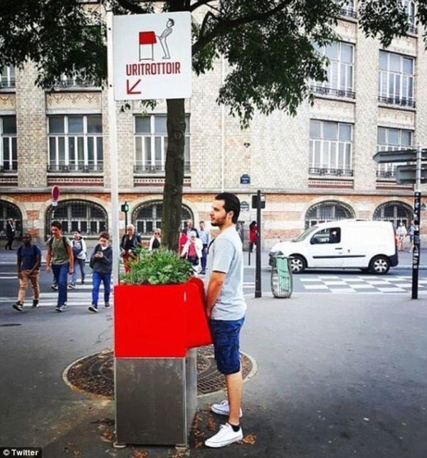Bồn tiểu công cộng đỏ chói tại Paris bị phản đối dữ dội vì làm mất nét đẹp cổ kính ở đây Bồn tiểu công cộng đỏ chói tại Paris bị phản đối dữ dội vì làm mất nét đẹp cổ kính ở đây