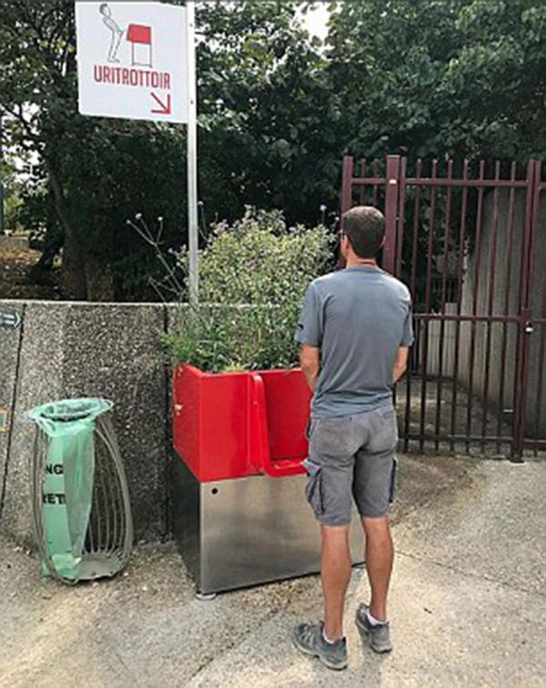 Bồn tiểu công cộng đỏ chói tại Paris bị phản đối dữ dội vì làm mất nét đẹp cổ kính ở đây Bồn tiểu công cộng đỏ chói tại Paris bị phản đối dữ dội vì làm mất nét đẹp cổ kính ở đây