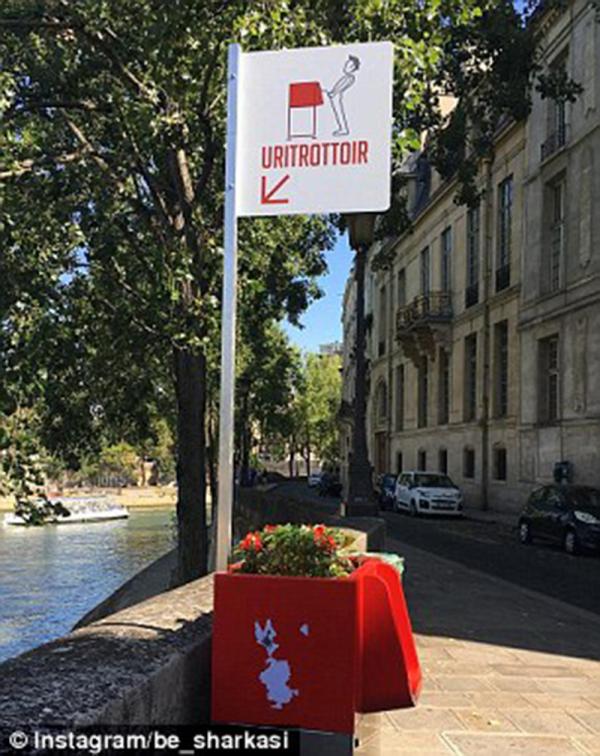 Bồn tiểu công cộng đỏ chói tại Paris bị phản đối dữ dội vì làm mất nét đẹp cổ kính ở đây Bồn tiểu công cộng đỏ chói tại Paris bị phản đối dữ dội vì làm mất nét đẹp cổ kính ở đây