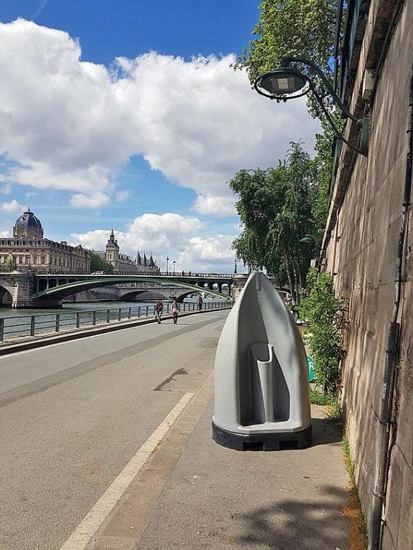 Bồn tiểu công cộng đỏ chói tại Paris bị phản đối dữ dội vì làm mất nét đẹp cổ kính ở đây Bồn tiểu công cộng đỏ chói tại Paris bị phản đối dữ dội vì làm mất nét đẹp cổ kính ở đây