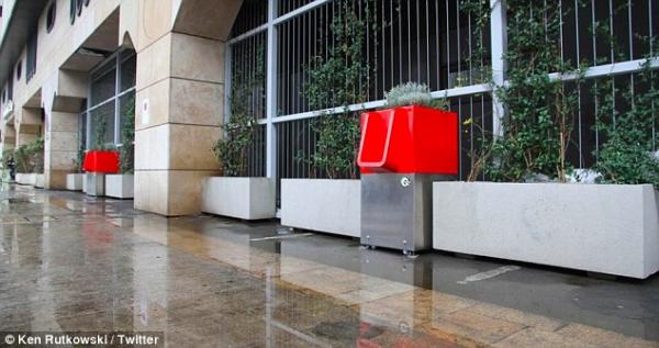 Bồn tiểu công cộng đỏ chói tại Paris bị phản đối dữ dội vì làm mất nét đẹp cổ kính ở đây Bồn tiểu công cộng đỏ chói tại Paris bị phản đối dữ dội vì làm mất nét đẹp cổ kính ở đây