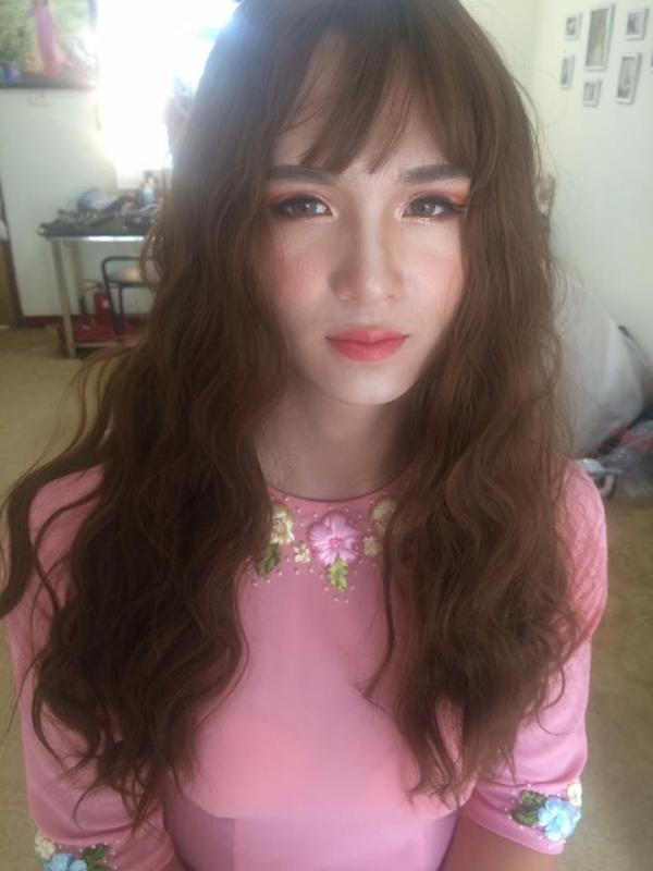 Vợ ngỡ ngàng nhận ra sắc đẹp 'nghiêng nước đổ thùng' của chồng khi trang điểm, mặc váy cưới Vợ ngỡ ngàng nhận ra sắc đẹp 'nghiêng nước đổ thùng' của chồng khi trang điểm, mặc váy cưới
