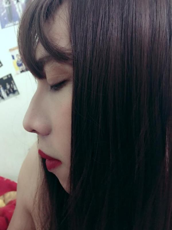 Vợ ngỡ ngàng nhận ra sắc đẹp 'nghiêng nước đổ thùng' của chồng khi trang điểm, mặc váy cưới Vợ ngỡ ngàng nhận ra sắc đẹp 'nghiêng nước đổ thùng' của chồng khi trang điểm, mặc váy cưới
