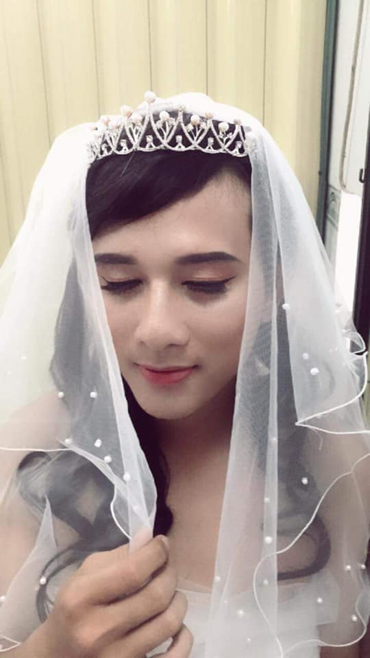 Vợ ngỡ ngàng nhận ra sắc đẹp 'nghiêng nước đổ thùng' của chồng khi trang điểm, mặc váy cưới Vợ ngỡ ngàng nhận ra sắc đẹp 'nghiêng nước đổ thùng' của chồng khi trang điểm, mặc váy cưới