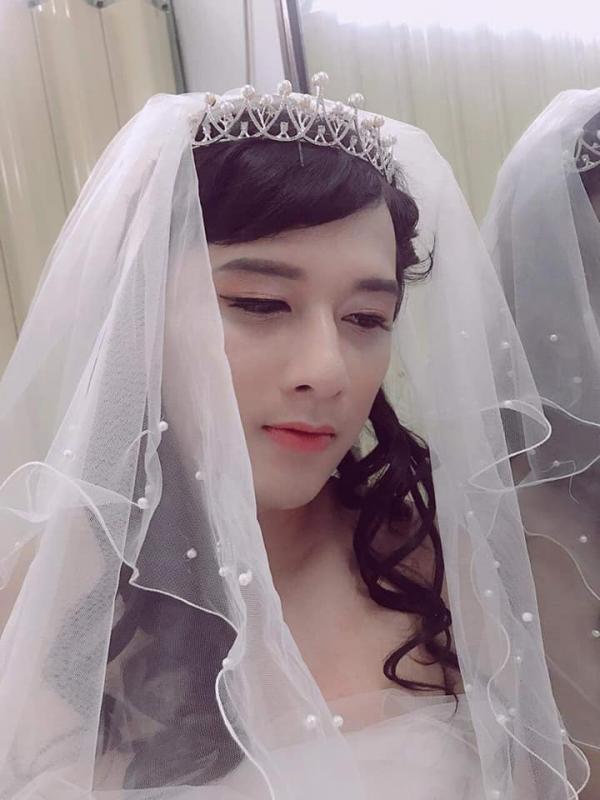 Vợ ngỡ ngàng nhận ra sắc đẹp 'nghiêng nước đổ thùng' của chồng khi trang điểm, mặc váy cưới Vợ ngỡ ngàng nhận ra sắc đẹp 'nghiêng nước đổ thùng' của chồng khi trang điểm, mặc váy cưới