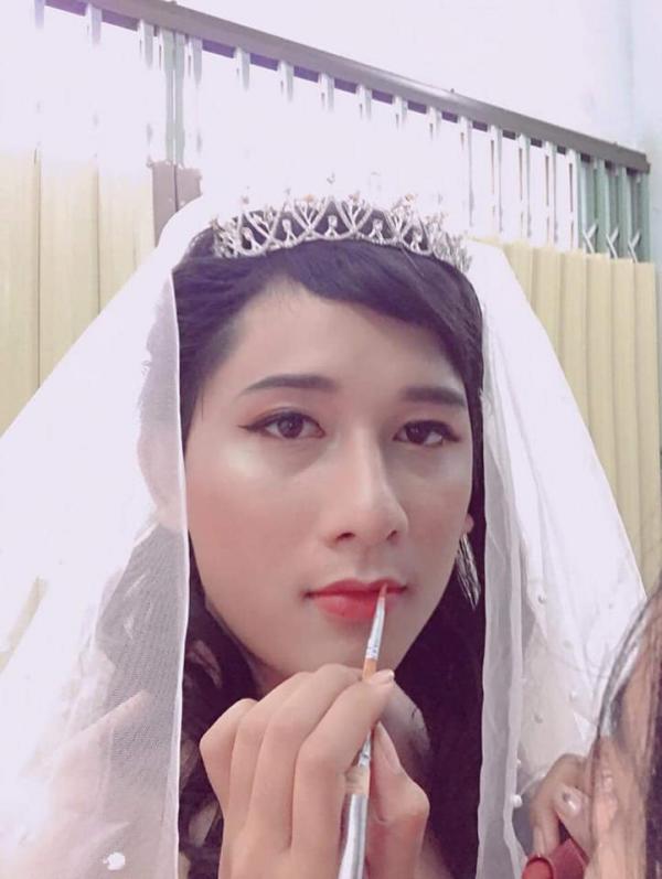 Vợ ngỡ ngàng nhận ra sắc đẹp 'nghiêng nước đổ thùng' của chồng khi trang điểm, mặc váy cưới Vợ ngỡ ngàng nhận ra sắc đẹp 'nghiêng nước đổ thùng' của chồng khi trang điểm, mặc váy cưới