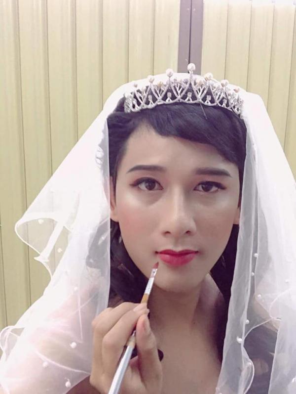 Vợ ngỡ ngàng nhận ra sắc đẹp 'nghiêng nước đổ thùng' của chồng khi trang điểm, mặc váy cưới Vợ ngỡ ngàng nhận ra sắc đẹp 'nghiêng nước đổ thùng' của chồng khi trang điểm, mặc váy cưới