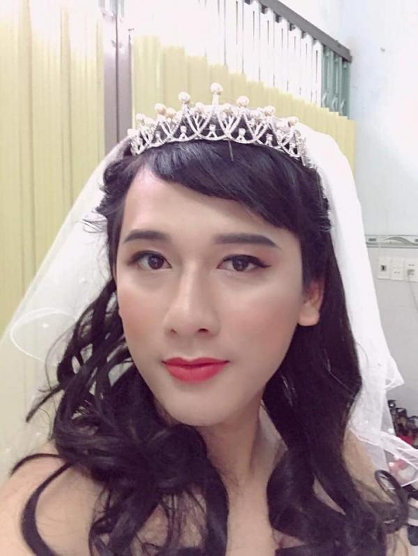 Vợ ngỡ ngàng nhận ra sắc đẹp 'nghiêng nước đổ thùng' của chồng khi trang điểm, mặc váy cưới Vợ ngỡ ngàng nhận ra sắc đẹp 'nghiêng nước đổ thùng' của chồng khi trang điểm, mặc váy cưới
