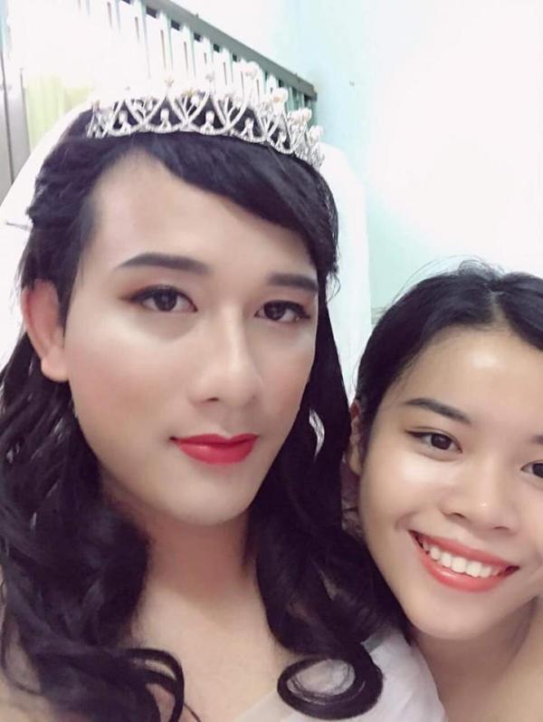 Vợ ngỡ ngàng nhận ra sắc đẹp 'nghiêng nước đổ thùng' của chồng khi trang điểm, mặc váy cưới Vợ ngỡ ngàng nhận ra sắc đẹp 'nghiêng nước đổ thùng' của chồng khi trang điểm, mặc váy cưới