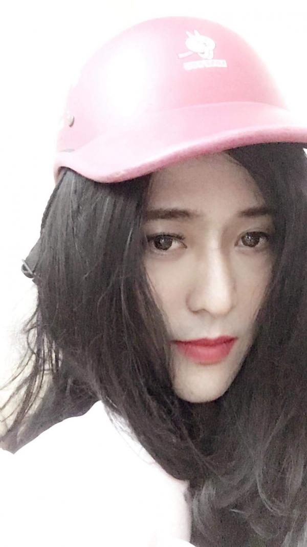 Vợ ngỡ ngàng nhận ra sắc đẹp 'nghiêng nước đổ thùng' của chồng khi trang điểm, mặc váy cưới Vợ ngỡ ngàng nhận ra sắc đẹp 'nghiêng nước đổ thùng' của chồng khi trang điểm, mặc váy cưới