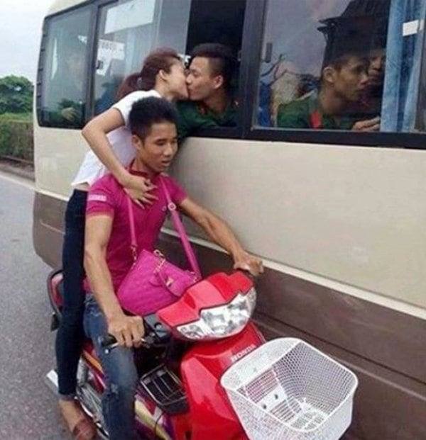 Khoảnh khắc khó đỡ của các F.A chịu phận làm bóng đèn: 'Để xem các người được bao lâu?' Khoảnh khắc khó đỡ của các F.A chịu phận làm bóng đèn: 'Để xem các người được bao lâu?'