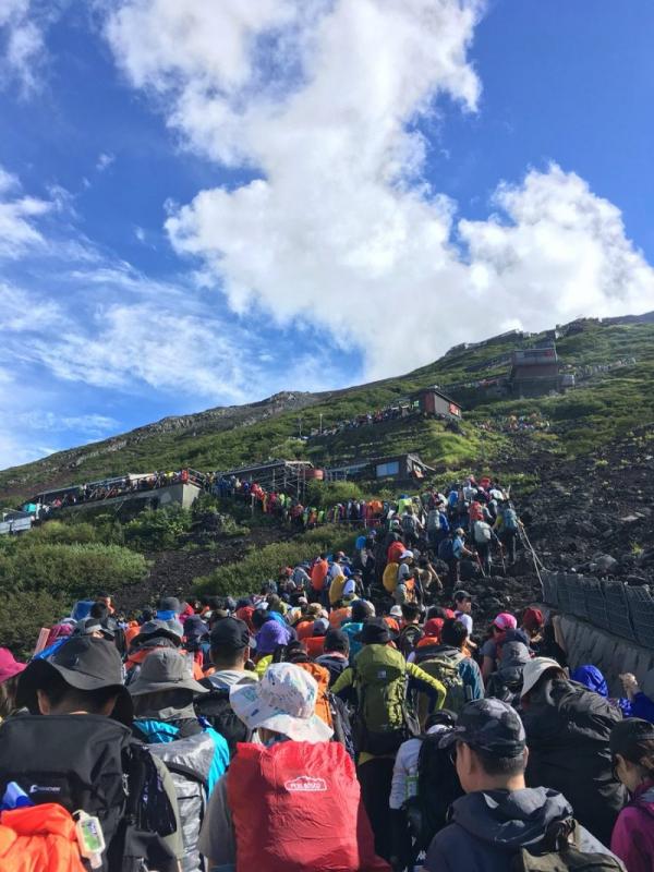 Chuyện khó tin: Tắc đường đến không thể đi nổi ngay trên đỉnh núi Phú Sĩ Chuyện khó tin: Tắc đường đến không thể đi nổi ngay trên đỉnh núi Phú Sĩ