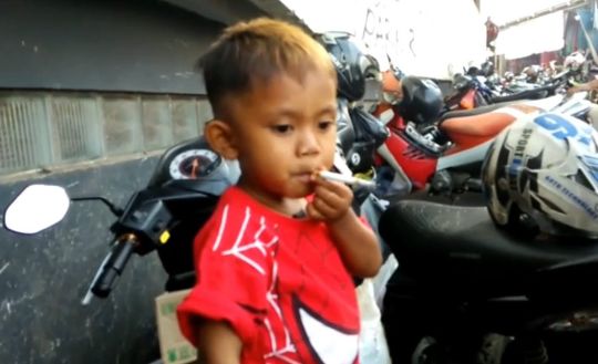 'Tuổi trẻ tài cao' hay thói xấu đến sớm: Cậu nhóc 2 tuổi hút 40 điếu thuốc mỗi ngày 'Tuổi trẻ tài cao' hay thói xấu đến sớm: Cậu nhóc 2 tuổi hút 40 điếu thuốc mỗi ngày