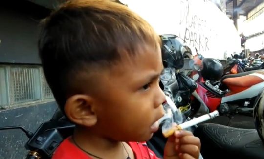 'Tuổi trẻ tài cao' hay thói xấu đến sớm: Cậu nhóc 2 tuổi hút 40 điếu thuốc mỗi ngày 'Tuổi trẻ tài cao' hay thói xấu đến sớm: Cậu nhóc 2 tuổi hút 40 điếu thuốc mỗi ngày