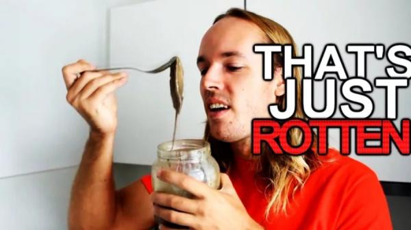 YouTuber tai tiếng lại gây tranh cãi khi ăn thịt sống tại lễ hội ẩm thực thuần chay YouTuber tai tiếng lại gây tranh cãi khi ăn thịt sống tại lễ hội ẩm thực thuần chay