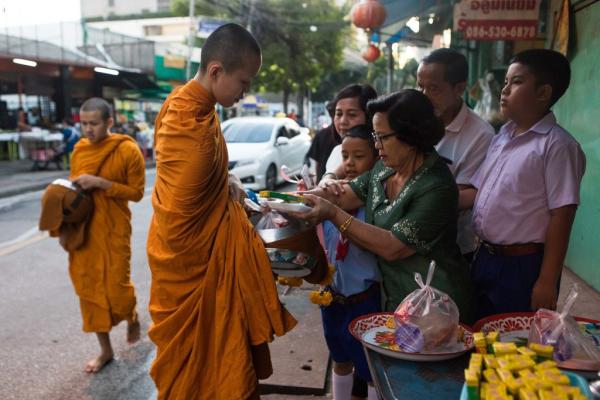 Ở Thái Lan, nhà sư béo phì là 'quả bom đếm ngược' với xã hội Ở Thái Lan, nhà sư béo phì là 'quả bom đếm ngược' với xã hội