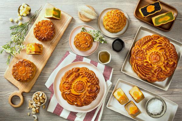 Bánh Trung Thu 2018 của các hãng nổi tiếng trông 'ảo diệu' như thế nào? (Kì 1) Bánh Trung Thu 2018 của các hãng nổi tiếng trông 'ảo diệu' như thế nào? (Kì 1)