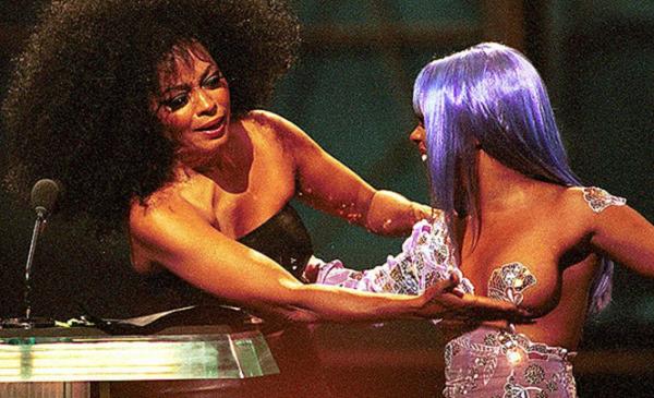 Lễ trao giải VMAs: Giả vờ tự tử, giật mic chê bai nhau và loạt khoảnh khắc khó quên nhất lịch sử Lễ trao giải VMAs: Giả vờ tự tử, giật mic chê bai nhau và loạt khoảnh khắc khó quên nhất lịch sử