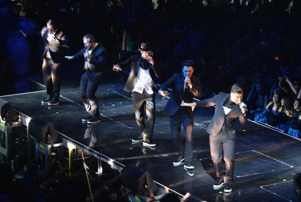 Lễ trao giải VMAs: Giả vờ tự tử, giật mic chê bai nhau và loạt khoảnh khắc khó quên nhất lịch sử Lễ trao giải VMAs: Giả vờ tự tử, giật mic chê bai nhau và loạt khoảnh khắc khó quên nhất lịch sử