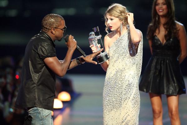 Lễ trao giải VMAs: Giả vờ tự tử, giật mic chê bai nhau và loạt khoảnh khắc khó quên nhất lịch sử Lễ trao giải VMAs: Giả vờ tự tử, giật mic chê bai nhau và loạt khoảnh khắc khó quên nhất lịch sử