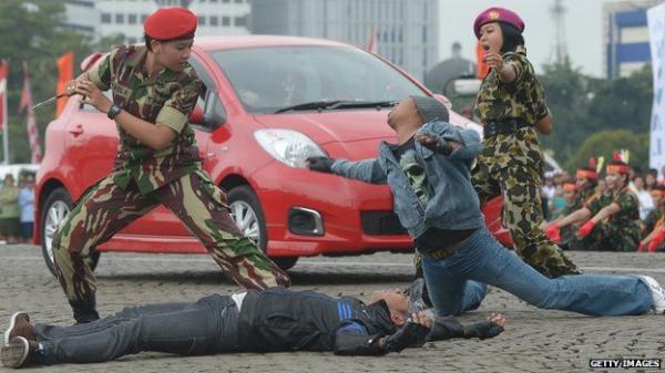 Muốn gia nhập quân đội ở Indonesia, phụ nữ phải 'được'... đàn ông kiểm tra trinh tiết Muốn gia nhập quân đội ở Indonesia, phụ nữ phải 'được'... đàn ông kiểm tra trinh tiết