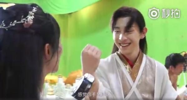 Cười nghiêng ngả với bàn tay béo múp thịt của 'Hỏa Thần' Đặng Luân Cười nghiêng ngả với bàn tay béo múp thịt của 'Hỏa Thần' Đặng Luân