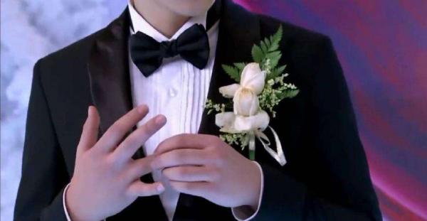 Cười nghiêng ngả với bàn tay béo múp thịt của 'Hỏa Thần' Đặng Luân Cười nghiêng ngả với bàn tay béo múp thịt của 'Hỏa Thần' Đặng Luân