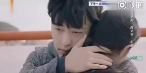 Cười nghiêng ngả với bàn tay béo múp thịt của 'Hỏa Thần' Đặng Luân Cười nghiêng ngả với bàn tay béo múp thịt của 'Hỏa Thần' Đặng Luân