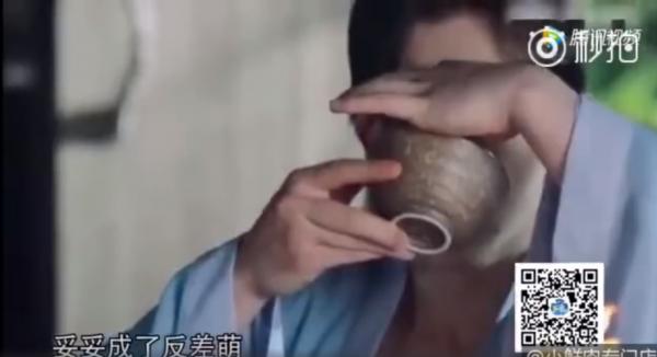 Cười nghiêng ngả với bàn tay béo múp thịt của 'Hỏa Thần' Đặng Luân Cười nghiêng ngả với bàn tay béo múp thịt của 'Hỏa Thần' Đặng Luân