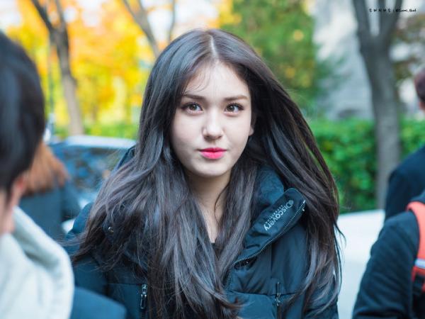 Thuyết âm mưu: Jeon Somi rời công ty vì JYP thiên vị, chọn Shin Ryu Jin làm center? Thuyết âm mưu: Jeon Somi rời công ty vì JYP thiên vị, chọn Shin Ryu Jin làm center?