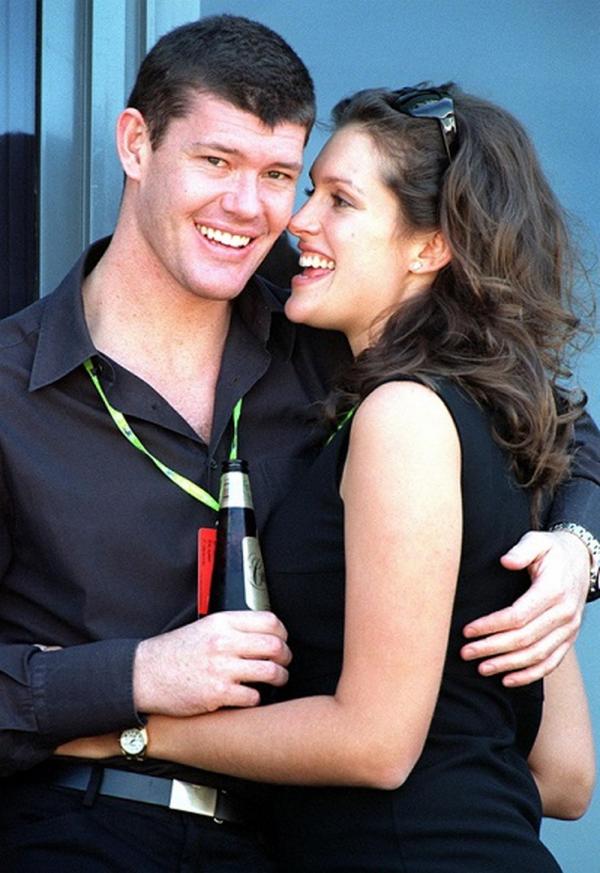 'Nàng tiên cá' Kate Fischer: Từ siêu mẫu hạng nhất trở thành người phụ nữ vô gia cư béo phì 'Nàng tiên cá' Kate Fischer: Từ siêu mẫu hạng nhất trở thành người phụ nữ vô gia cư béo phì