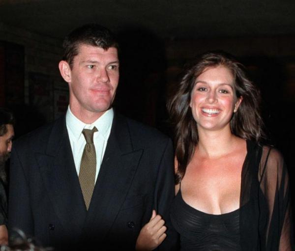 'Nàng tiên cá' Kate Fischer: Từ siêu mẫu hạng nhất trở thành người phụ nữ vô gia cư béo phì 'Nàng tiên cá' Kate Fischer: Từ siêu mẫu hạng nhất trở thành người phụ nữ vô gia cư béo phì