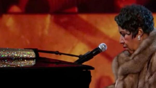 Vì sao lúc sinh thời nữ hoàng nhạc soul Aretha Franklin luôn đem túi xách lên sân khấu? Vì sao lúc sinh thời nữ hoàng nhạc soul Aretha Franklin luôn đem túi xách lên sân khấu?
