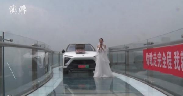Đưa cả xe hơi và vali đầy tiền ra cầu hôn, người đẹp Trung Quốc vẫn bị bạn trai từ chối vì... sợ độ cao Đưa cả xe hơi và vali đầy tiền ra cầu hôn, người đẹp Trung Quốc vẫn bị bạn trai từ chối vì... sợ độ cao