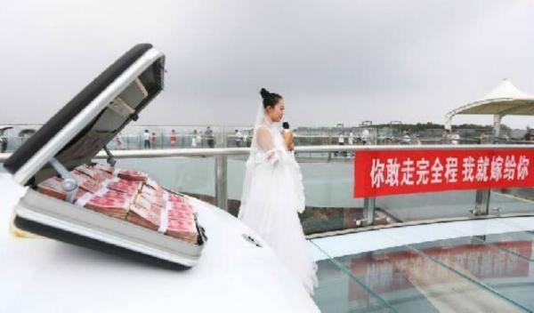 Đưa cả xe hơi và vali đầy tiền ra cầu hôn, người đẹp Trung Quốc vẫn bị bạn trai từ chối vì... sợ độ cao Đưa cả xe hơi và vali đầy tiền ra cầu hôn, người đẹp Trung Quốc vẫn bị bạn trai từ chối vì... sợ độ cao