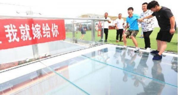 Đưa cả xe hơi và vali đầy tiền ra cầu hôn, người đẹp Trung Quốc vẫn bị bạn trai từ chối vì... sợ độ cao Đưa cả xe hơi và vali đầy tiền ra cầu hôn, người đẹp Trung Quốc vẫn bị bạn trai từ chối vì... sợ độ cao